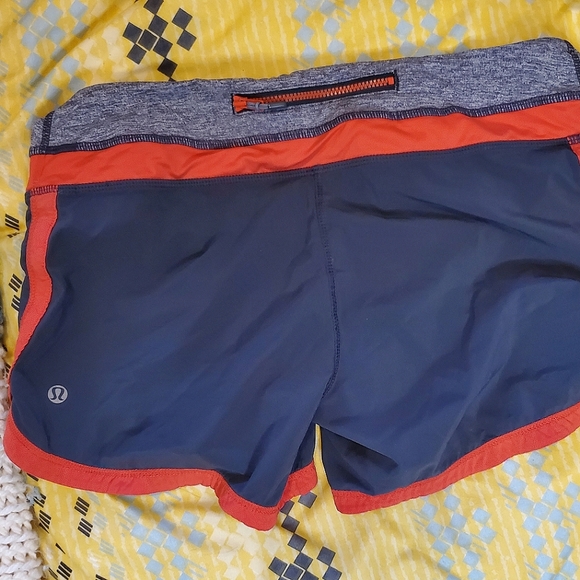 LULULEMON Low-Rise lined Athletic Shorts Sz 6 - Picture 2 of 6